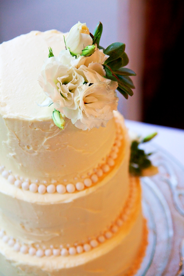 vintage style white wedding cake